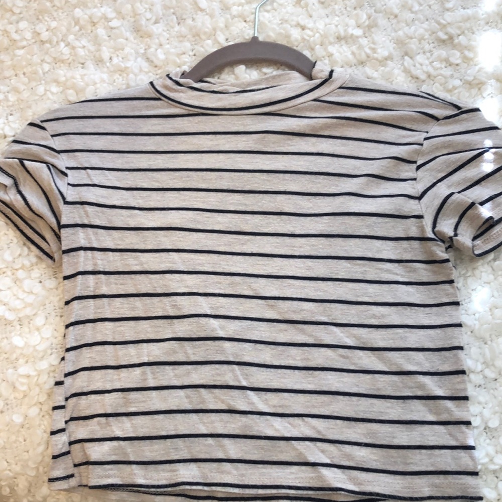 Forever 21 Cropped Mock Neck tee. Size small